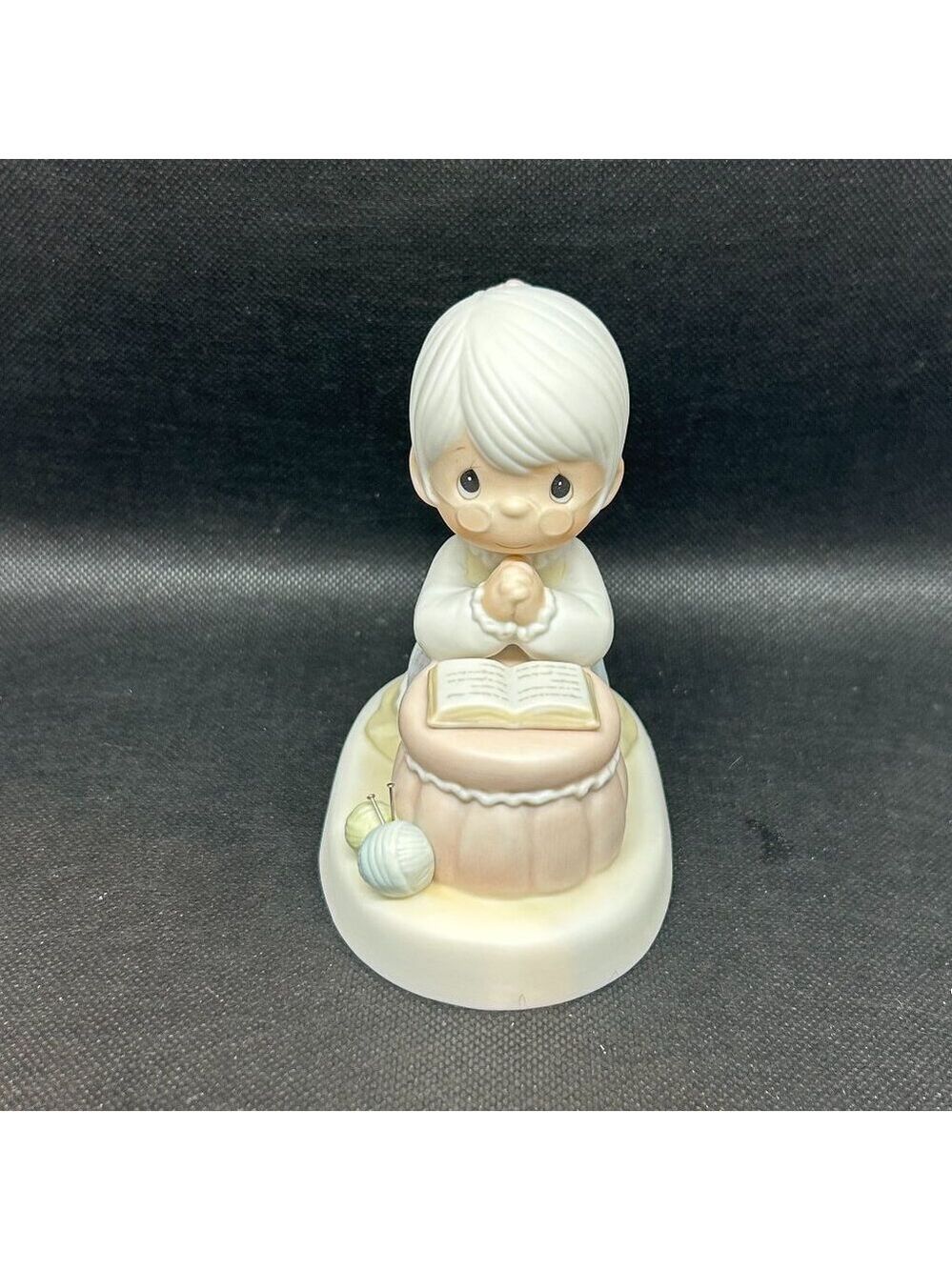 PRECIOUS Moments Member’s Only  “Grandma's Prayer“ figurine